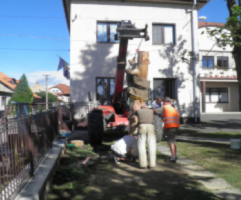 Upevnenie smrekovej guľatiny na prípravu ozdobnej striešky v parku pred Obecným úradom